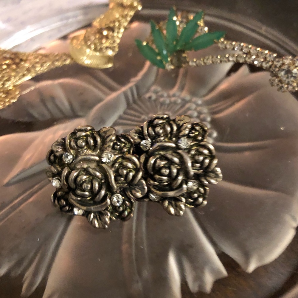 🖤🤍🖤Gorgeous Silver Open Rose Studs, w/Cubic Z🌼 - Picture 4 of 8